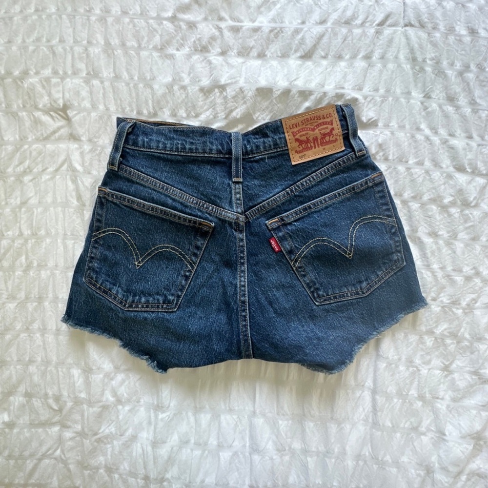 Levi 501 shorts size 24